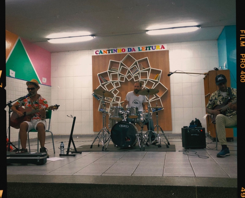 Apresentação da banda Cuba e Outras Ilhas na EMEF Palimércio (Foto: Zé Koé)